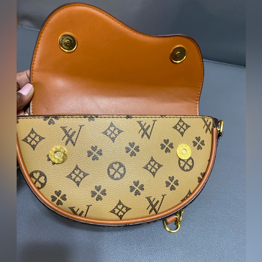 NWOT FASHION MESSENGER SADDLE BAG - Picture 5 of 6